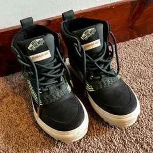 Vans Standard Mid Snow MTE Boot - size 6